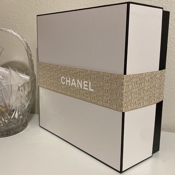 Chanel Gift Box Holiday 2023 see all photos - Picture 3 of 15